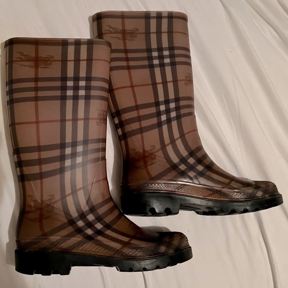Size 37 Authentic Burberry Rainboots - Picture 1 of 2